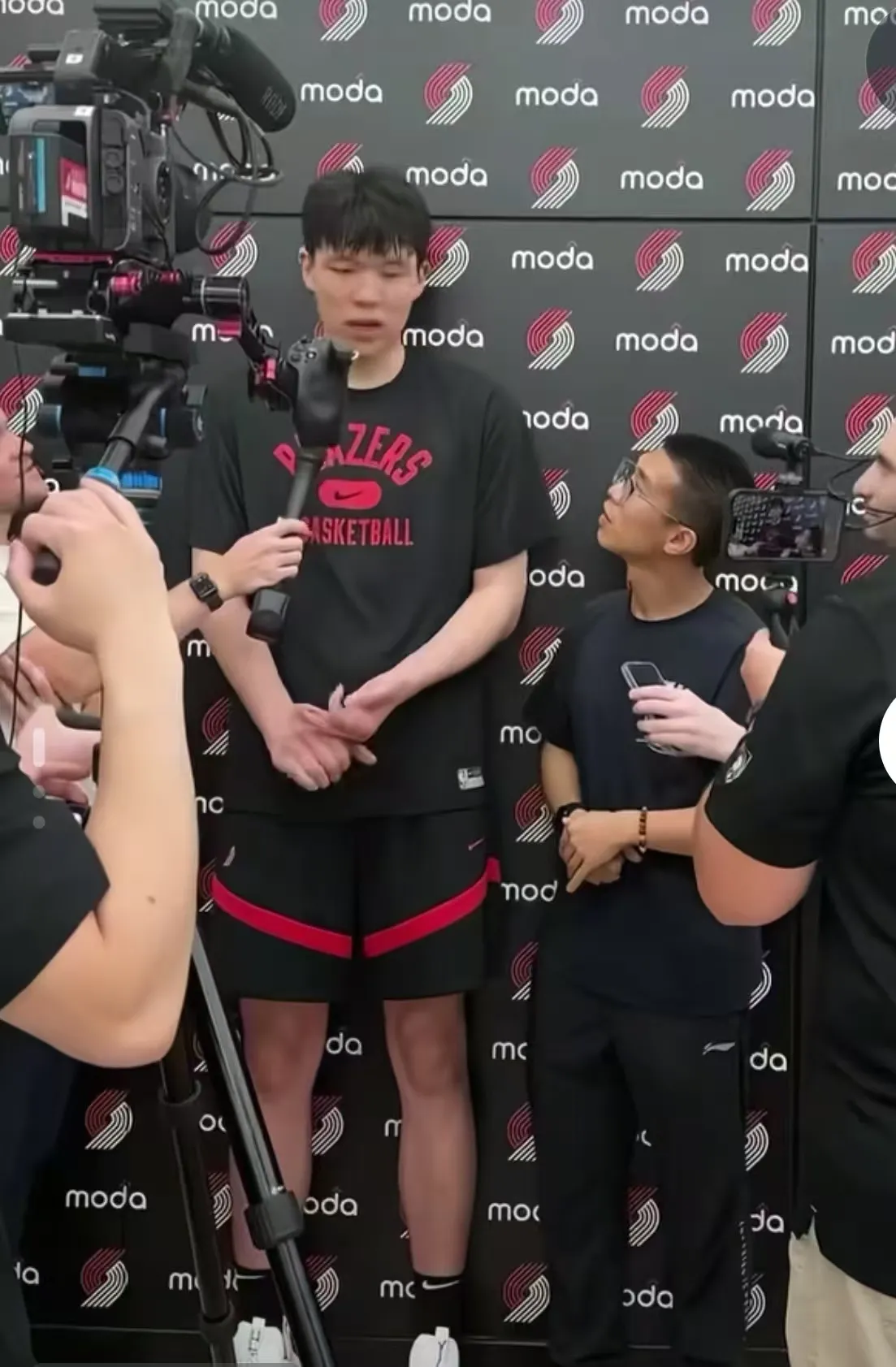 包含浙江队遗憾出局备战中超印第安纳步行者更衣室发声备战NBA常规赛，浓眉哥与70激战老鹰分钟瞬间刷屏的词条